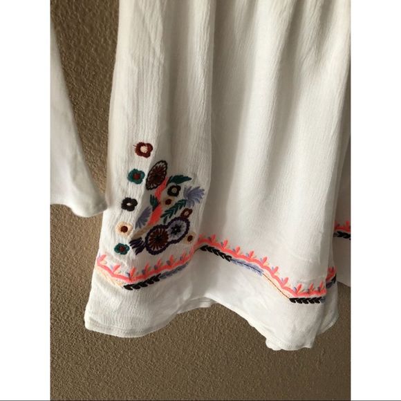 Off the shoulder embroidered bell sleeve romper - Picture 3 of 5